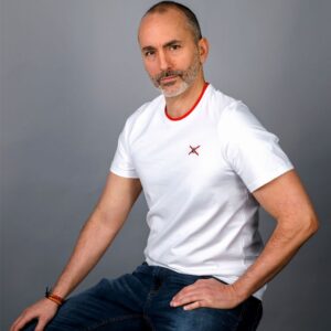 Camiseta Blanca Patente en Cuello