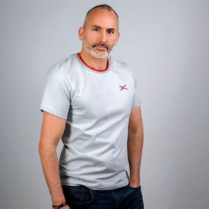 Camiseta Gris Patente en Cuello