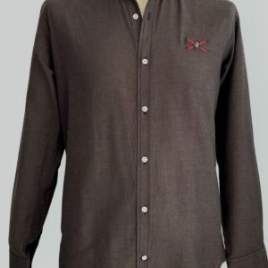 camisa oscura